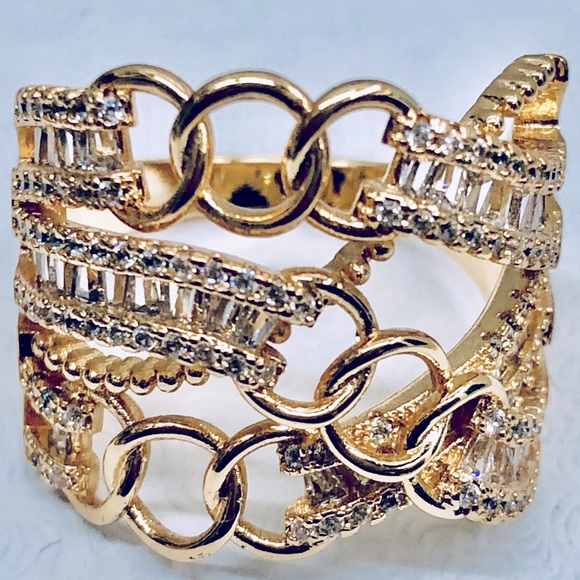 Intricate and original Goldtone Ring - Picture 1 of 5